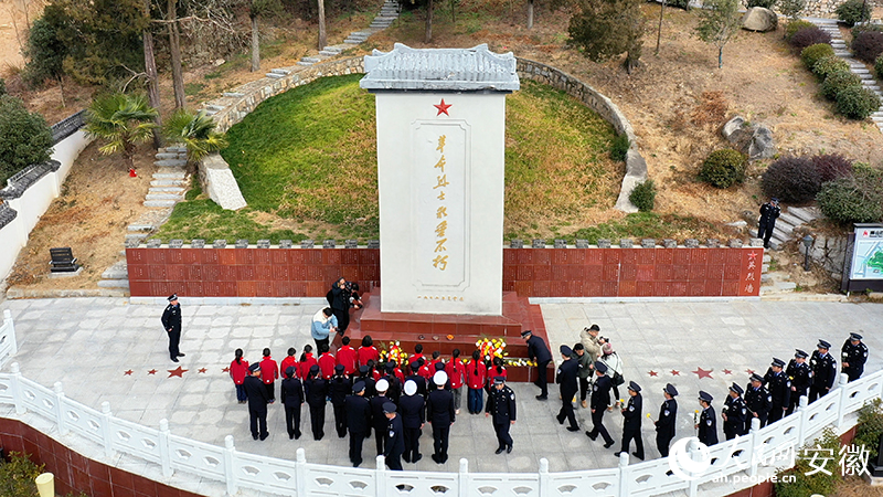 民警与学生们向革命先烈献花缅怀。人民网记者 陈若天摄.jpg